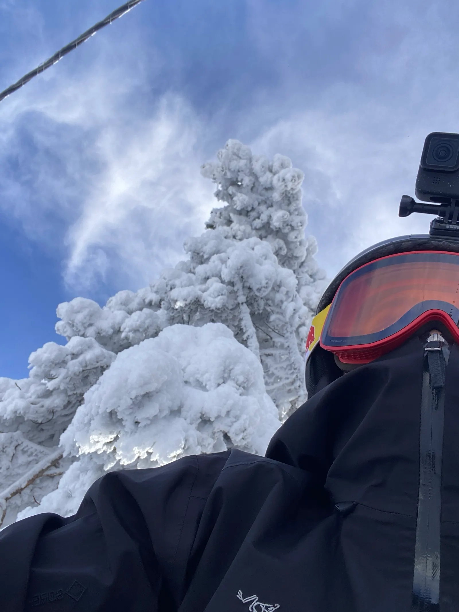 Árboles cubiertos de hielo vistos desde el telesilla, con la GoPro en el casco
